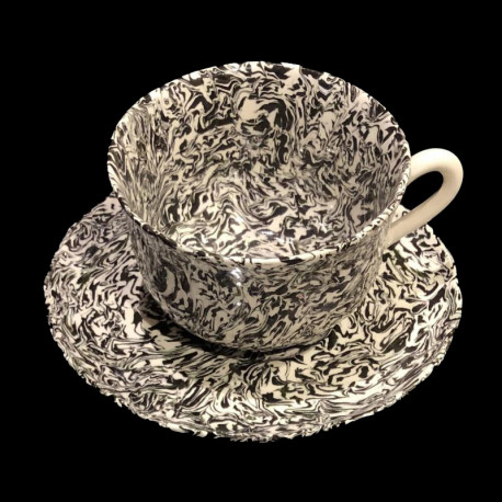 Tasse et sous tasse à chocolat blanc et noir terre mêlée collection Graphite forme dentelée